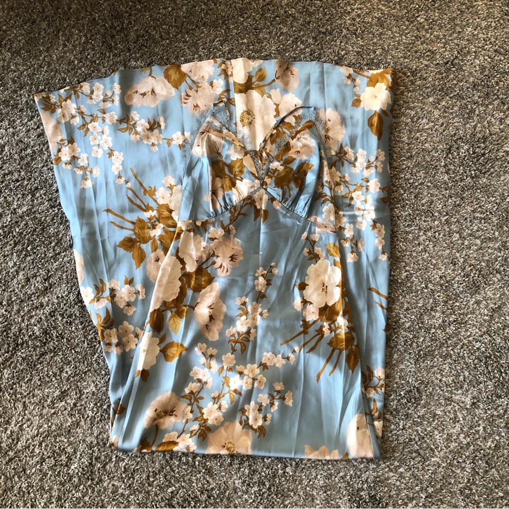 ✨ SALE✨ EUC Reformation Maysen Silk Dress - Serene - Picture 5 of 9